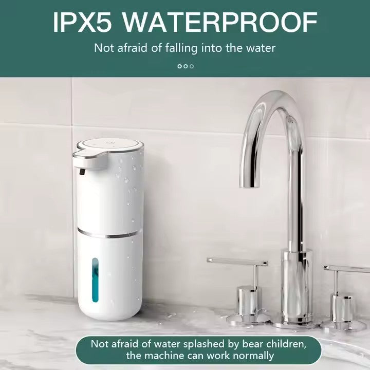 Водоустойчив автоматичен диспенсър за сапун, поставен до мивка с IPX5 защита срещу пръски
